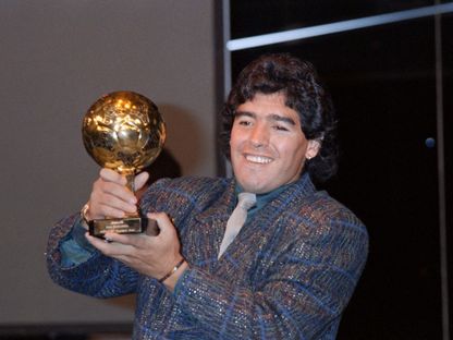 الراحل دييغو مارادونا يحمل الكرة الذهبية بعد التتويج بكأس العالم 1986 - 13 نوفمبر 1986 - AFP