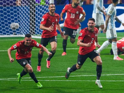 احتفال ياسر إبراهيم لاعب مصر مع زملاءه بعد تسجيل الهدف الأول في مرمى الأرجنتين بكأس العالم - 7 يوليو 2026 - X/@Egypt National Team