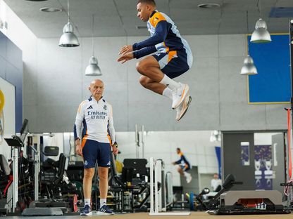 كيليان مبابي خلال تدريب منفرد مع أنطونيو بينتوس المعدّ البدني في ريال مدريد - 14 أكتوبر 2024 - realmadrid.com