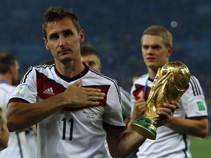 ميروسلاف كلوزه يحمل كأس العالم بعد تتويج منتخب ألمانيا باللقب عام 2014 - reuterd