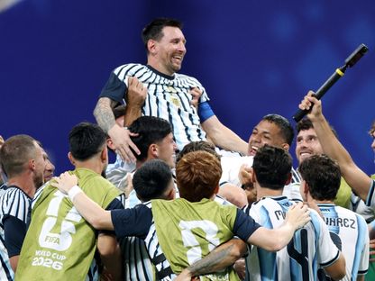 رئيس الأرجنتين يلوم التحكيم ويؤكد: العالم يغار منا