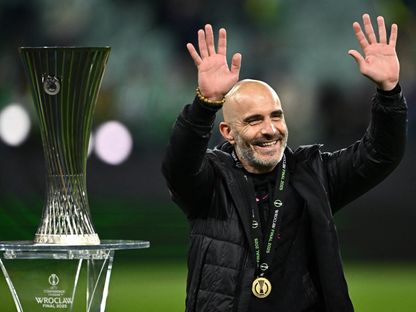 إنزو ماريسكا مدرب تشيلسي يحتفل بلقب دوري المؤتمر الأوروبي - 28 مايو 2025 - Reuters