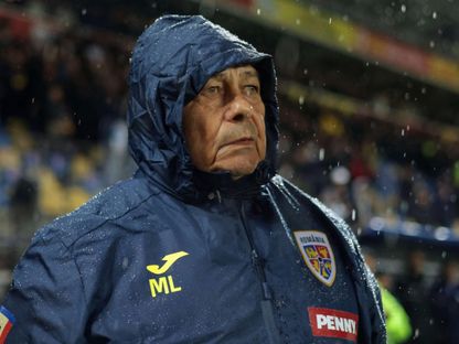 المدرب الروماني المخضرم ميرتشا لوتشيسكو خلال مباراة رومانيا وسان مارينو في تصفيات كأس العالم - 18 نوفمبر 2025 - Reuters