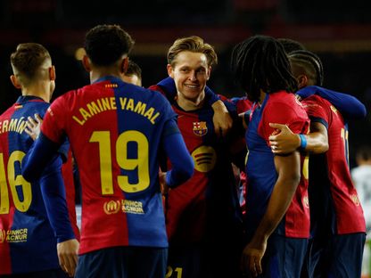 فرينكي دي يونغ لاعب برشلونة يحتفل مع زملائه بالتسجيل أمام فالنسيا في الدوري الإسباني - 26 يناير 2025 - Reuters