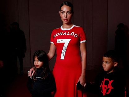 جورجينا رودريغيز ترتدي قميص رونالدو في مانشستر يونايتد خلال عرض أزياء - Reuters