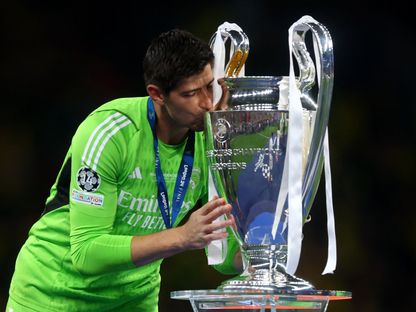 تيبو كورتوا حارس مرمى ريال مدريد يُقبّل كأس دوري أبطال أوروبا - 1 يونيو 2024 - Reuters