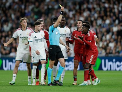 الحكم ماتيو بوسكيتس يشهر بطاقة صفراء في وجه لاعب إشبيلية فيليكس كوريا خلال مباراة ريال مدريد في الدوري الإسباني - 18 أكتوبر 2026 - Reuters