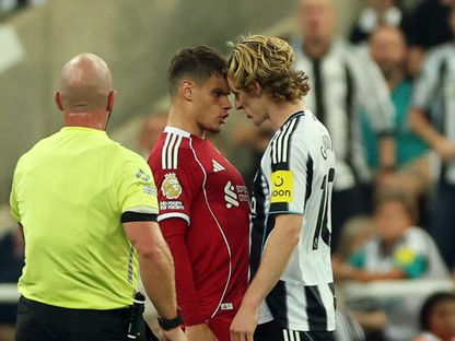 شجار بين ميلوش كيركيز وأنتوني غوردون في مباراة نيوكاسل يونايتد وليفربول بالدوري 25-8-2025 - Reuters