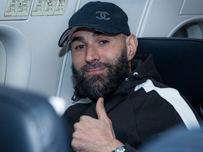 كريم بنزيما أثناء سفره مع بعثة الهلال إلى نجران لمواجهة الأخدود في الدوري السعودي - 4 فبراير 2026 - X/@Alhilal_FC