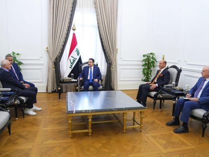 رئيس مجلسِ الوزراء العراقي محمد شياع السوداني يستقبل رئيس الاتحاد العراقي لكرة القدم عدنان درجال والمدرب غراهام أرنولد - 13 مايو 2026 - X/@IraqNT_EN