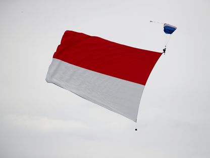 طائرة شراعية تحمل علم موناكو قبل انطلاق منافسات سباق جائزة موناكو للفورمولا 1. - REUTERS