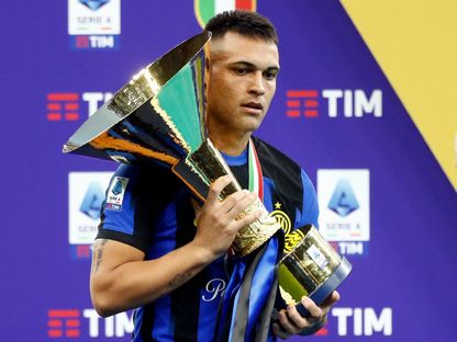 لاوتارو مارتينيز مهاجم إنتر ميلان يحمل كأس الدوري الإيطالي - 19 مايو 2024 - Reuters