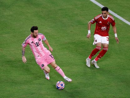 أحمد نبيل (كوكا) لاعب الأهلي في مواجهة ليونيل ميسي قائد إنتر ميامي - 14 يونيو 2025 - Reuters