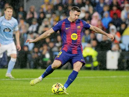 مهاجم برشلونة روبرت ليفاندوفسكي يسدد ركلة جزاء أمام سيلتا فيغو في الدوري الإسباني - 9 نوفمبر 2025 - Reuters