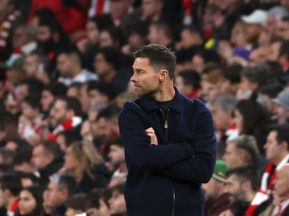 مدرب ريال مدريد تشابي ألونسو خلال مباراة ضد أتلتيك بلباو - 3 ديسمبر 2025 - REUTERS