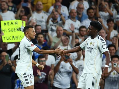 أوريلين تشواميني يصافح مواطنه كيليان مبابي خلال لقاء ريال مدريد ومايوركا في الليغا - 30 أغسطس 2025 - Reuters