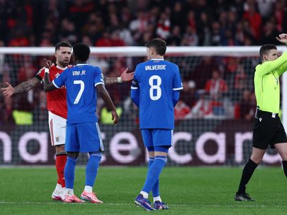 لحظة تفعيل الحكم الفرنسي ليتيكسير لبروتوكول العنصرية خلال مواجهة بنفيكا وريال مدريد في دوري أبطال أوروبا - 17 فبراير 2026 - Reuters