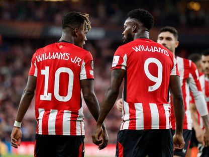 لاعب أتليتيك بلباو نيكو ويليامز مع شقيقه وزميله إينياكي في مباراة روما بالدوري الأوروبي - 13 مارس 2025 - Reuters