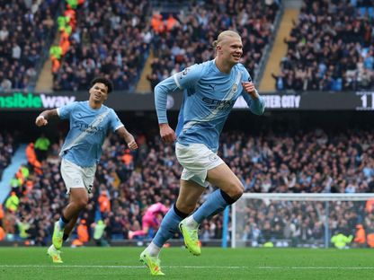 إيرلينغ هالاند مهاجم مانشستر سيتي يحتفل بهدفه الثاني في مرمى إيفرتون في الدوري الإنجليزي - 18 أكتوبر 2025 - Reuters