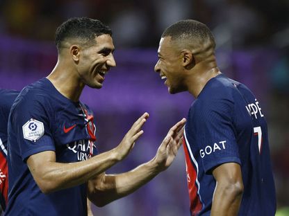 أشرف حكيمي يحتفل مع النجم الفرنسي كيليان مبابي في مباراة باريس سان جيرمان أمام تولوز - 19 أغسطس 2023 - Reuters