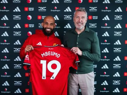 برايان مبيومو أثناء تقديمه في مانشستر يونايتد - Manutd/x