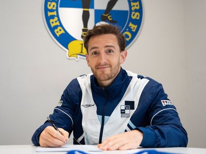 توم لوكير خلال الإعلان عن انضمامه إلى بريستول روفرز - 23 أكتوبر 2025 - X/@Official_BRFC