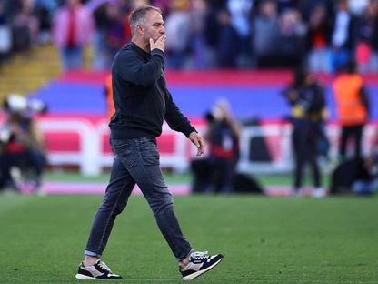 هانزي فليك يحيي جمهور برشلونة بعد الفوز على سيلتا فيغو 4-3 في الليغا 19 ابريل 2025 - Reuters