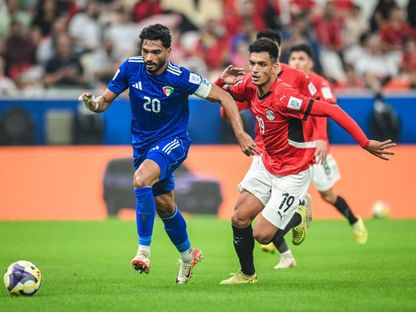 يوسف ناصر لاعب الكويت في صراع على الكرة مع غنام محمد مدافع مصر في مواجهتهما بكأس العرب - 2 ديسمبر 2025 - X/@KuwaitFA