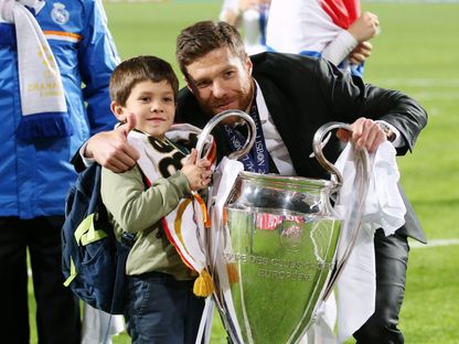 تشابي ألونسو يحتفل مع نجله بالتتويج بدوري أبطال أوروبا مع ريال مدريد - 25 مايو 2014 - Reuters