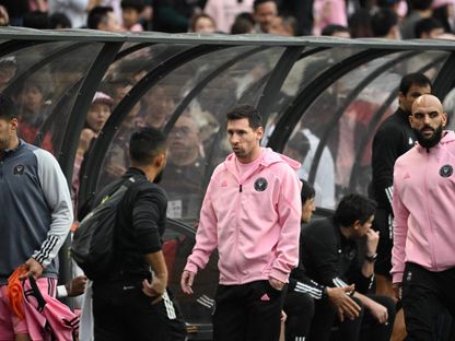 ليونيل ميسي يسير بجانب مقاعد البدلاء خلال مباراة إنتر ميامي الودية ضد نجوم الدوري في هونغ كونغ - 4 فبراير 2024 - AFP
