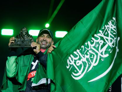 يزيد الراجحي يحتفل بتتويجه بلقب رالي داكار - 17 يناير 2025 - الشرق