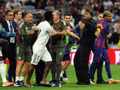 ِشجار بين لاعبي ريال مدريد ولامين يامال لاعب برشلونة بعد المباراة - 26 أكتوبر 2025 - Reuters