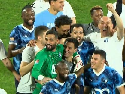 كرونسلاف يورتشيتش مدرب بيراميدز يحتفل مع لاعبيه بعد مباراة سيراميكا كليوباترا في ختام الدوري المصري - 28 مايو 2025 - متداول