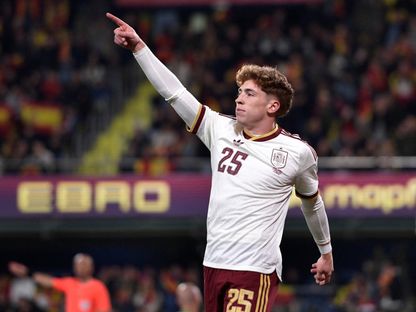 لاعب إسبانيا فيكتور مونيوز يحتفل بالتسجيل ضد صربيا  - 27 مارس 2026 - Reuters