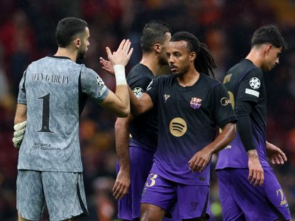 جول كوندي لاعب برشلونة يتبادل المصافحة مع زميله خوان غارسيا عقب الفوز على غلطة سراي بدوري أبطال أوروبا - 13 أكتوبر 2026 - Reuters