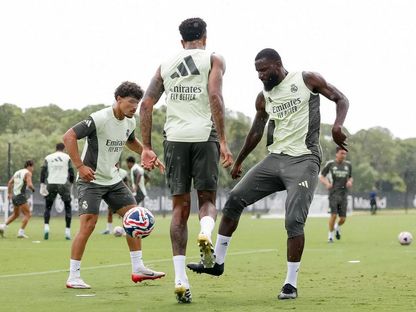 المغربي يوسف لخديم إنريكيز "يوسي" (يسار) خلال تدريب لريال مدريد - 3 يوليو 2025 - realmadrid.com