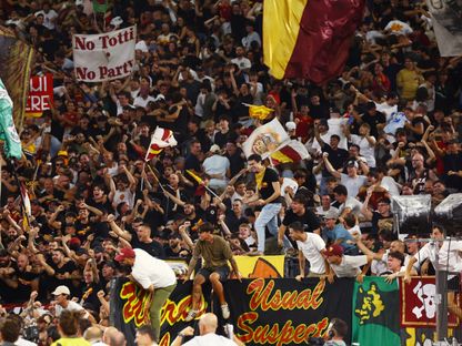 مشجعون لروما في ملعب الأولمبيكو خلال مواجهة أتالانتا بالدوري الإيطالي - 5 سبتمبر 2026 - REUTERS