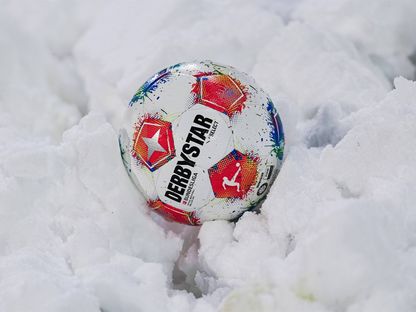 كرة الدوري الألماني لكرة القدم بين الثلوج - 9 يناير 2026 - X/@DFL_Official