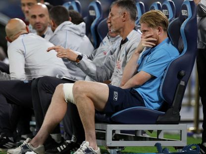 دي بروين يتحسر على إصابته في مباراة إنتر ميلان ونابولي بالدوري الإيطالي - 25 أكتوبر 2025 - Reuters