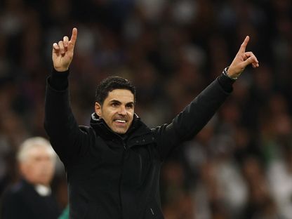 ميكيل أرتيتا مدرب أرسنال يحيي الجماهير بعد الفوز على ريال مدريد والتأهل إلى نصف نهائي دوري أبطال أوروبا - 16 إبريل 2025 - REUTERS