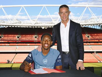 مايلز لويس-سكيلي لدى توقيعه عقداً جديداً مع أرسنال - 26 يونيو 2025 - X/@Arsenal