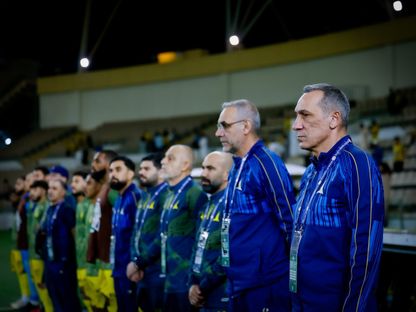 مدرب الخليج جيورجيوس دونيس وطاقمه خلال مباراة ضد الاتحاد بالدوري السعودي - 27 فبراير 2026 - X/Khaleejclub