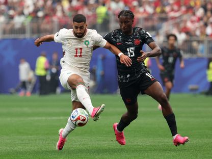 إسماعيل صيباري مهاجم المغرب في صراع مع مويسي بومبيتو مدافع كندا بكأس العالم - 4 يوليو 2026 - Reuters