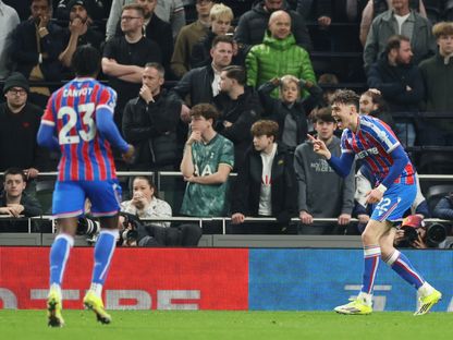 يورغن ستراند لارسن يحتفل بتسجيله هدفاً لكريستال بالاس في مرمى توتنهام هوتسبير - 5 مارس 2026 - REUTERS