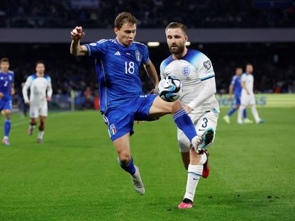 نيكولو باريلا لاعب منتخب إيطاليا في صراع على الكرة مع الإنجليزي لوك شو - 23 مارس 2023 - Reuters