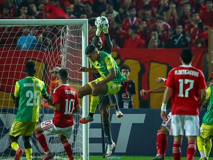 محمد الشناوي حارس الأهلي يتصدى لكرة خلال مواجهة شبيبة القبائل - 22 نوفمبر 2025 - FB/alahly