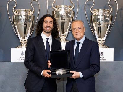 مارك كوكوريا خلال تقديمه لاعباً لريال مدريد رفقة الرئيس فلورينتينو بيريز - 24 أغسطس 2026 - X/realmadrid