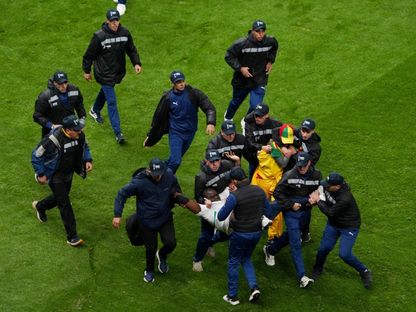 قوات الأمن في ملعب "مولاي عبدالله" تحتجز مشجعاً سنغالياً بعد اقتحامه أرض الملعب احتجاجاً على قرارات التحكيم في نهائي كأس أمم إفريقيا ضد المغرب - 18 يناير 2026 - REUTERS