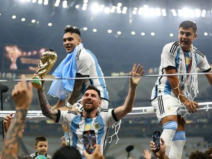 ليونيل ميسي يحتفل بفوز الأرجنتين بكأس العالم برفقة باولو ديبالا ولاوتارو مارتينيز - 18 ديسمبر 2022 - Reuters