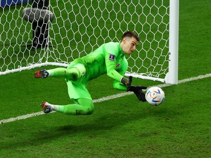 دومينيك ليفاكوفيتش حارس مرمى كرواتيا يتصدى لركلة ترجيح خلال مباراة منتخب بلاده ضد اليابان - 5 ديسمبر 2022 - REUYERS